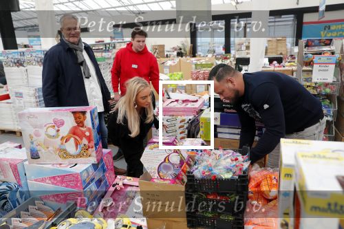 Capelle aan de Ijssel 30 oktober 2018
Michael v d Plas , zijn vriendin Naomi Dijkstra  en Manager Jake Hampel shoppen bij de monster voordeel winkel  voor ieder kind verdient de sint .
