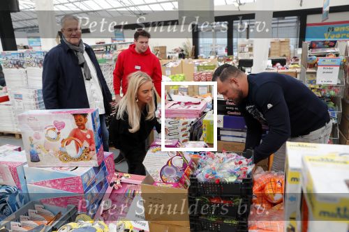 Capelle aan de Ijssel 30 oktober 2018
Michael v d Plas , zijn vriendin Naomi Dijkstra  en Manager Jake Hampel shoppen bij de monster voordeel winkel  voor ieder kind verdient de sint .