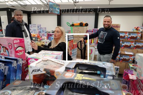 Capelle aan de Ijssel 30 oktober 2018
Michael v d Plas , zijn vriendin Naomi Dijkstra  en Manager Jake Hampel shoppen bij de monster voordeel winkel  voor ieder kind verdient de sint .