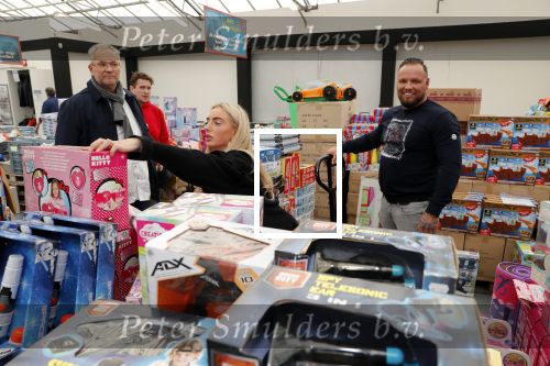 Capelle aan de Ijssel 30 oktober 2018
Michael v d Plas , zijn vriendin Naomi Dijkstra  en Manager Jake Hampel shoppen bij de monster voordeel winkel  voor ieder kind verdient de sint .
