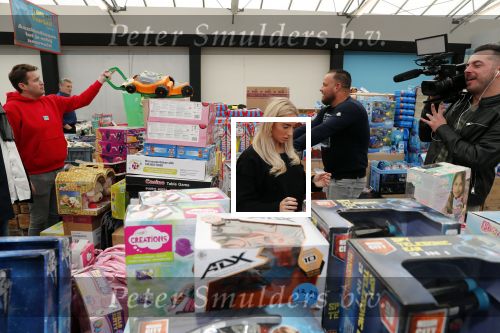 Capelle aan de Ijssel 30 oktober 2018
Michael v d Plas , zijn vriendin Naomi Dijkstra  en Manager Jake Hampel shoppen bij de monster voordeel winkel  voor ieder kind verdient de sint .