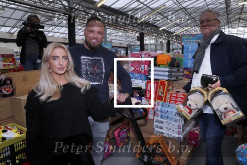 Capelle aan de Ijssel 30 oktober 2018
Michael v d Plas , zijn vriendin Naomi Dijkstra  en Manager Jake Hampel shoppen bij de monster voordeel winkel  voor ieder kind verdient de sint .