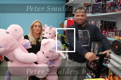 Capelle aan de Ijssel 30 oktober 2018
Michael v d Plas , zijn vriendin Naomi Dijkstra  en Manager Jake Hampel shoppen bij de monster voordeel winkel  voor ieder kind verdient de sint .
