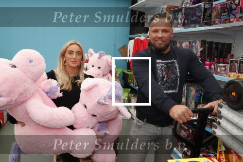 Capelle aan de Ijssel 30 oktober 2018
Michael v d Plas , zijn vriendin Naomi Dijkstra  en Manager Jake Hampel shoppen bij de monster voordeel winkel  voor ieder kind verdient de sint .
