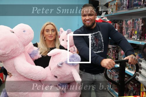 Capelle aan de Ijssel 30 oktober 2018
Michael v d Plas , zijn vriendin Naomi Dijkstra  en Manager Jake Hampel shoppen bij de monster voordeel winkel  voor ieder kind verdient de sint .