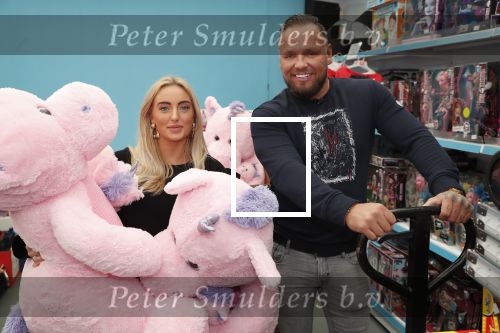 Capelle aan de Ijssel 30 oktober 2018
Michael v d Plas , zijn vriendin Naomi Dijkstra  en Manager Jake Hampel shoppen bij de monster voordeel winkel  voor ieder kind verdient de sint .