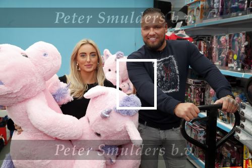 Capelle aan de Ijssel 30 oktober 2018
Michael v d Plas , zijn vriendin Naomi Dijkstra  en Manager Jake Hampel shoppen bij de monster voordeel winkel  voor ieder kind verdient de sint .