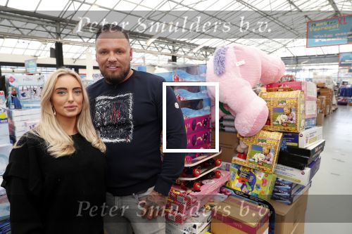 Capelle aan de Ijssel 30 oktober 2018
Michael v d Plas , zijn vriendin Naomi Dijkstra  en Manager Jake Hampel shoppen bij de monster voordeel winkel  voor ieder kind verdient de sint .