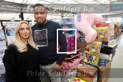 Capelle aan de Ijssel 30 oktober 2018
Michael v d Plas , zijn vriendin Naomi Dijkstra  en Manager Jake Hampel shoppen bij de monster voordeel winkel  voor ieder kind verdient de sint .