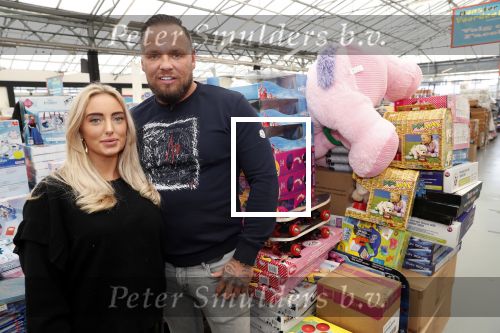 Capelle aan de Ijssel 30 oktober 2018
Michael v d Plas , zijn vriendin Naomi Dijkstra  en Manager Jake Hampel shoppen bij de monster voordeel winkel  voor ieder kind verdient de sint .