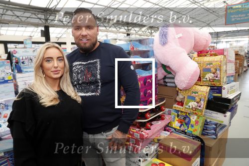 Capelle aan de Ijssel 30 oktober 2018
Michael v d Plas , zijn vriendin Naomi Dijkstra  en Manager Jake Hampel shoppen bij de monster voordeel winkel  voor ieder kind verdient de sint .