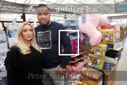 Capelle aan de Ijssel 30 oktober 2018
Michael v d Plas , zijn vriendin Naomi Dijkstra  en Manager Jake Hampel shoppen bij de monster voordeel winkel  voor ieder kind verdient de sint .