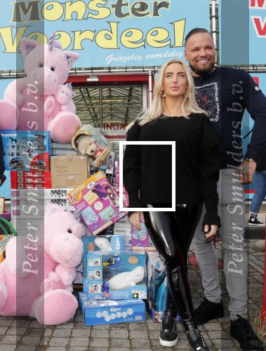 Capelle aan de Ijssel 30 oktober 2018
Michael v d Plas , zijn vriendin Naomi Dijkstra  en Manager Jake Hampel shoppen bij de monster voordeel winkel  voor ieder kind verdient de sint .