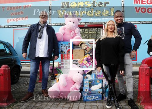 Capelle aan de Ijssel 30 oktober 2018
Michael v d Plas , zijn vriendin Naomi Dijkstra  en Manager Jake Hampel shoppen bij de monster voordeel winkel  voor ieder kind verdient de sint .