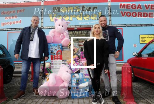 Capelle aan de Ijssel 30 oktober 2018
Michael v d Plas , zijn vriendin Naomi Dijkstra  en Manager Jake Hampel shoppen bij de monster voordeel winkel  voor ieder kind verdient de sint .