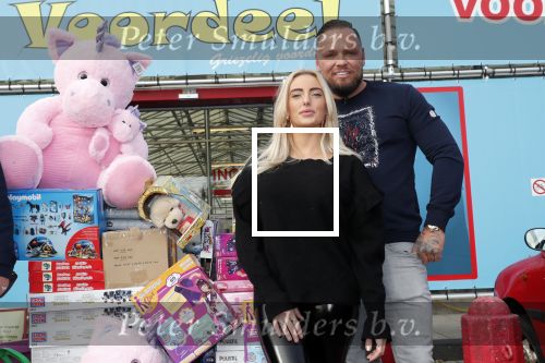 Capelle aan de Ijssel 30 oktober 2018
Michael v d Plas , zijn vriendin Naomi Dijkstra  en Manager Jake Hampel shoppen bij de monster voordeel winkel  voor ieder kind verdient de sint .