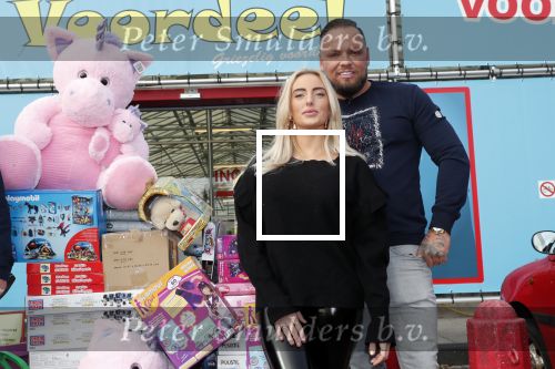 Capelle aan de Ijssel 30 oktober 2018
Michael v d Plas , zijn vriendin Naomi Dijkstra  en Manager Jake Hampel shoppen bij de monster voordeel winkel  voor ieder kind verdient de sint .