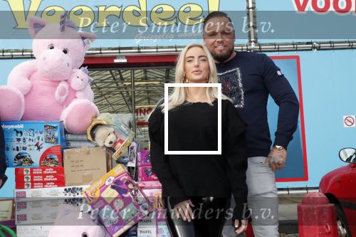 Capelle aan de Ijssel 30 oktober 2018
Michael v d Plas , zijn vriendin Naomi Dijkstra  en Manager Jake Hampel shoppen bij de monster voordeel winkel  voor ieder kind verdient de sint .