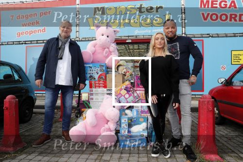 Capelle aan de Ijssel 30 oktober 2018
Michael v d Plas , zijn vriendin Naomi Dijkstra  en Manager Jake Hampel shoppen bij de monster voordeel winkel  voor ieder kind verdient de sint .
