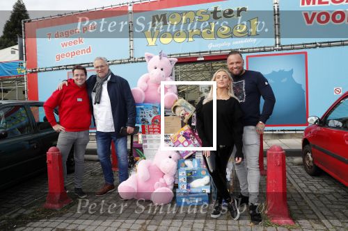 Capelle aan de Ijssel 30 oktober 2018
Michael v d Plas , zijn vriendin Naomi Dijkstra  en Manager Jake Hampel shoppen bij de monster voordeel winkel  voor ieder kind verdient de sint .
