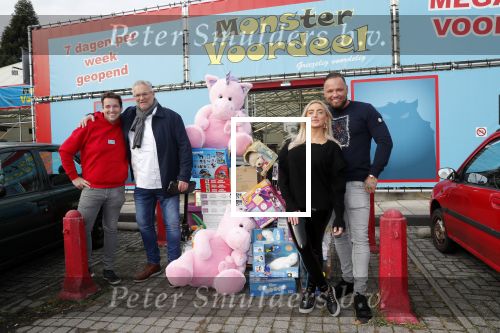 Capelle aan de Ijssel 30 oktober 2018
Michael v d Plas , zijn vriendin Naomi Dijkstra  en Manager Jake Hampel shoppen bij de monster voordeel winkel  voor ieder kind verdient de sint .