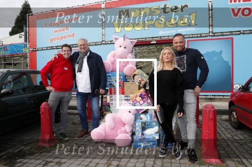 Capelle aan de Ijssel 30 oktober 2018
Michael v d Plas , zijn vriendin Naomi Dijkstra  en Manager Jake Hampel shoppen bij de monster voordeel winkel  voor ieder kind verdient de sint .