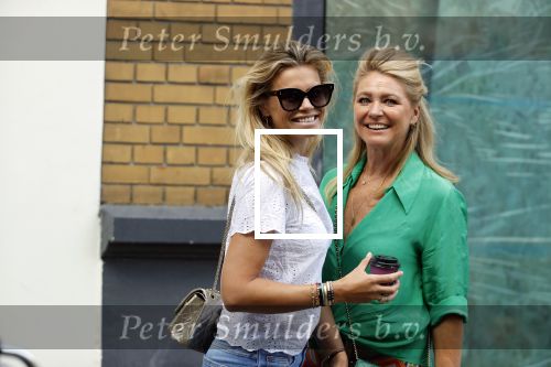 Amsterdam 18 augustus 2020
Nicolette v Dam met haar moeder op de cornelis schuytstraat