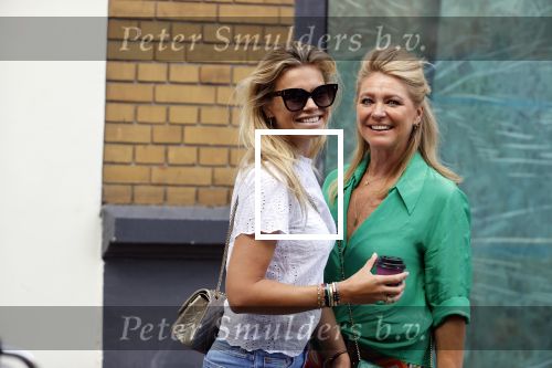 Amsterdam 18 augustus 2020
Nicolette v Dam met haar moeder op de cornelis schuytstraat