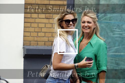 Amsterdam 18 augustus 2020
Nicolette v Dam met haar moeder op de cornelis schuytstraat