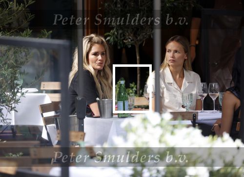 Amsterdam 19 augustus 2020
Nikkie Plessen met vriendinnen op terras bij Ferilli