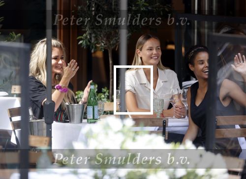 Amsterdam 19 augustus 2020
Nikkie Plessen met vriendinnen op terras bij Ferilli