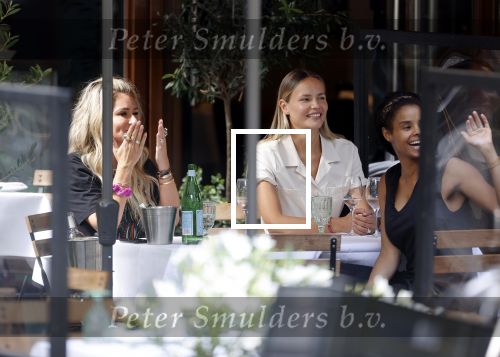 Amsterdam 19 augustus 2020
Nikkie Plessen met vriendinnen op terras bij Ferilli