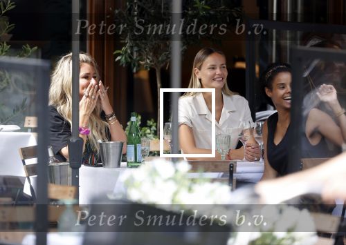 Amsterdam 19 augustus 2020
Nikkie Plessen met vriendinnen op terras bij Ferilli
