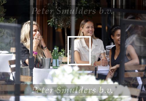 Amsterdam 19 augustus 2020
Nikkie Plessen met vriendinnen op terras bij Ferilli