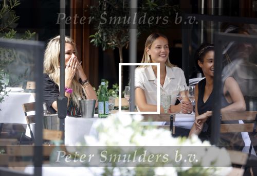 Amsterdam 19 augustus 2020
Nikkie Plessen met vriendinnen op terras bij Ferilli