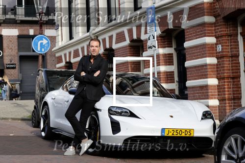 Amsterdam 4 september 2020
Robert Doornbos met zijn Porsche taycan Turbo . Deze porsche is volledig electrisch