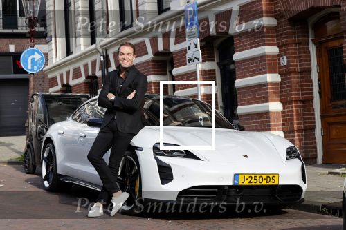 Amsterdam 4 september 2020
Robert Doornbos met zijn Porsche taycan Turbo . Deze porsche is volledig electrisch