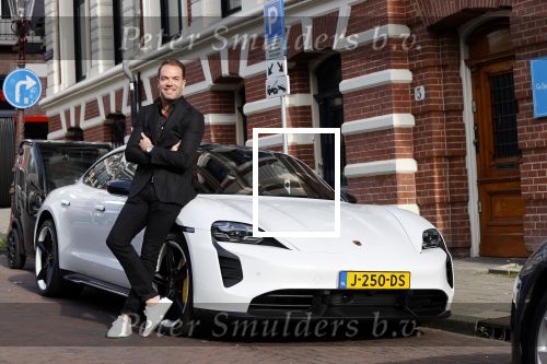Amsterdam 4 september 2020
Robert Doornbos met zijn Porsche taycan Turbo . Deze porsche is volledig electrisch