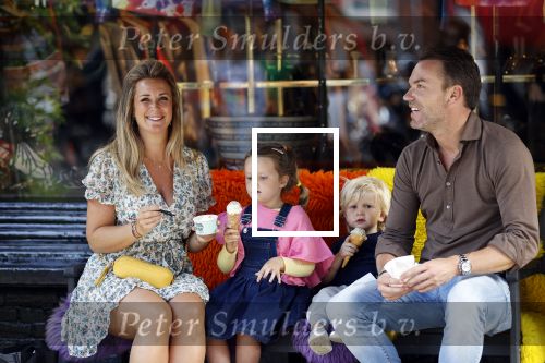 Amsterdam 18 augustus 2020
Robert Doornbos met zijn vriendin Chantal Bles en hun kinderen ijsje eten op de cornelis schuytstraat