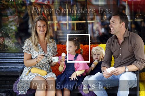 Amsterdam 18 augustus 2020
Robert Doornbos met zijn vriendin Chantal Bles en hun kinderen ijsje eten op de cornelis schuytstraat