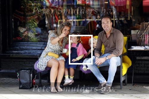 Amsterdam 18 augustus 2020
Robert Doornbos met zijn vriendin Chantal Bles en hun kinderen ijsje eten op de cornelis schuytstraat