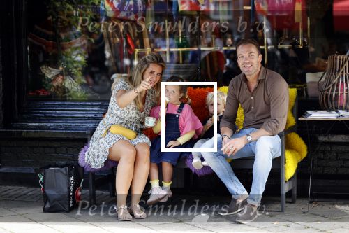 Amsterdam 18 augustus 2020
Robert Doornbos met zijn vriendin Chantal Bles en hun kinderen ijsje eten op de cornelis schuytstraat