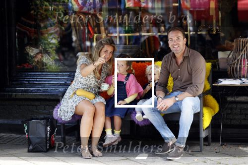 Amsterdam 18 augustus 2020
Robert Doornbos met zijn vriendin Chantal Bles en hun kinderen ijsje eten op de cornelis schuytstraat