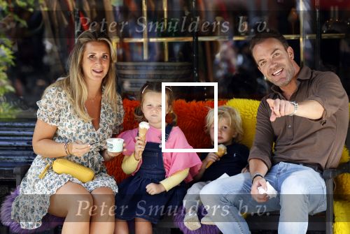 Amsterdam 18 augustus 2020
Robert Doornbos met zijn vriendin Chantal Bles en hun kinderen ijsje eten op de cornelis schuytstraat