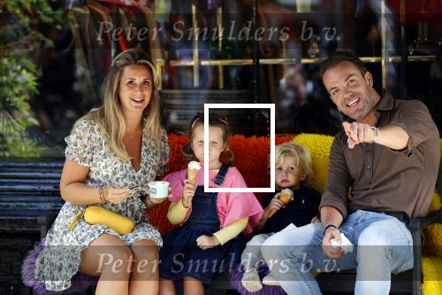 Amsterdam 18 augustus 2020
Robert Doornbos met zijn vriendin Chantal Bles en hun kinderen ijsje eten op de cornelis schuytstraat
