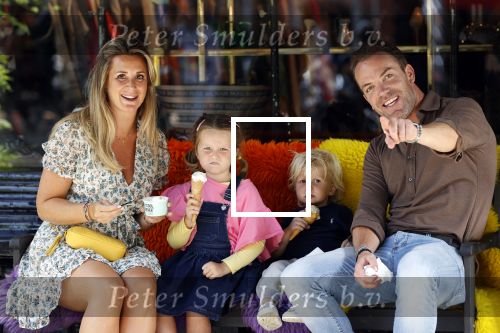 Amsterdam 18 augustus 2020
Robert Doornbos met zijn vriendin Chantal Bles en hun kinderen ijsje eten op de cornelis schuytstraat