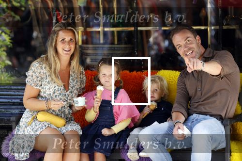 Amsterdam 18 augustus 2020
Robert Doornbos met zijn vriendin Chantal Bles en hun kinderen ijsje eten op de cornelis schuytstraat
