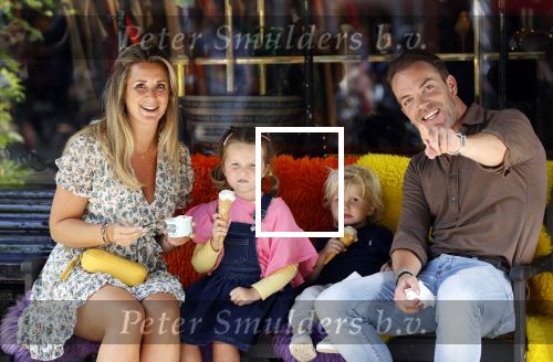Amsterdam 18 augustus 2020
Robert Doornbos met zijn vriendin Chantal Bles en hun kinderen ijsje eten op de cornelis schuytstraat