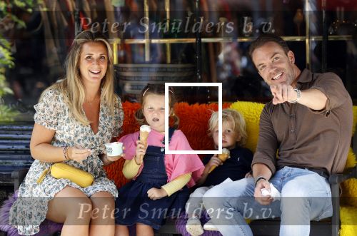 Amsterdam 18 augustus 2020
Robert Doornbos met zijn vriendin Chantal Bles en hun kinderen ijsje eten op de cornelis schuytstraat