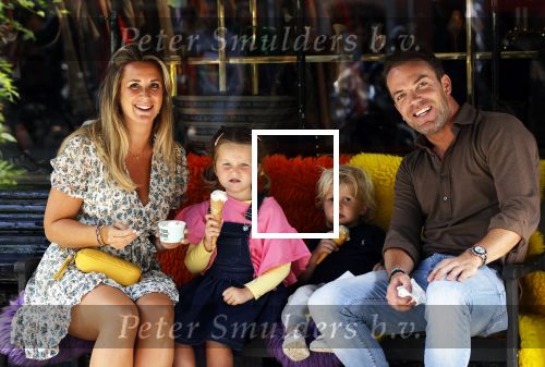 Amsterdam 18 augustus 2020
Robert Doornbos met zijn vriendin Chantal Bles en hun kinderen ijsje eten op de cornelis schuytstraat